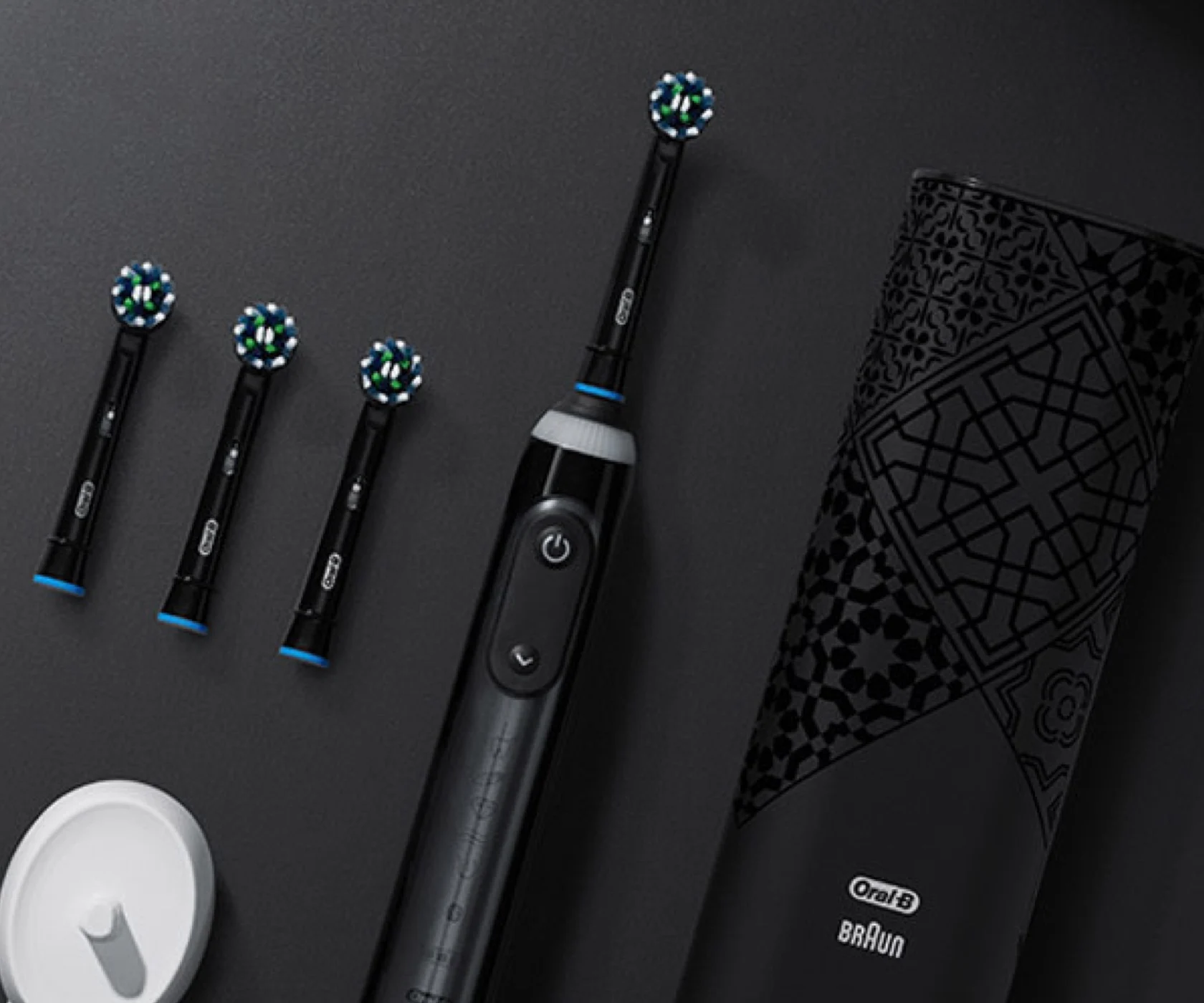  Zwarte Oral-B Genius X elektrische tandenborstel met drie navullingen en etui 