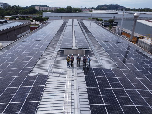 Inbetriebnahme von 21.000 Solarmodulen an drei Produktionsstandorten
