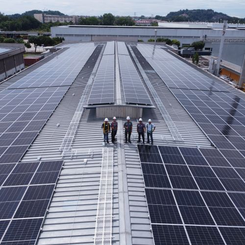 Inbetriebnahme von 21.000 Solarmodulen an drei Produktionsstandorten