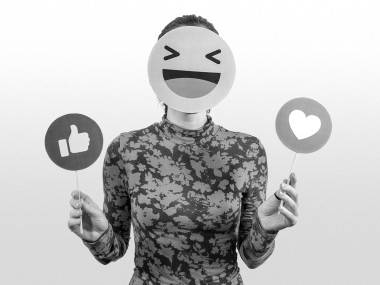 Frau mit Smiley-Emoji-Maske