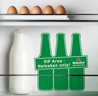 Aufkleber "VIP Area" im Kühlschrank