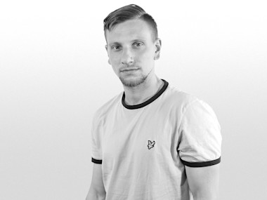 Mann im T-Shirt guckt in die Kamera