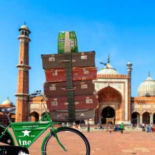 Fahrrad in Indien mit Heineken Sixpack beladen
