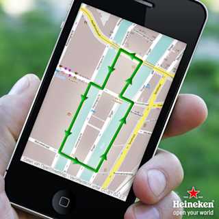 Die Wegbeschreibung im Smartphone-Navi zeigt eine Heinekenflasche