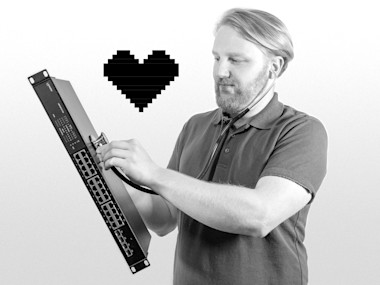 Mann horcht mit Stethoskop an einer Festplatte