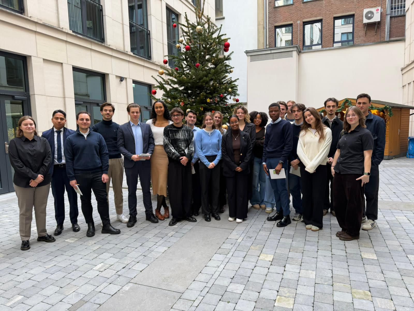 Cover Image for Diplomatic Insights : A Year-End Visit to the German Embassy