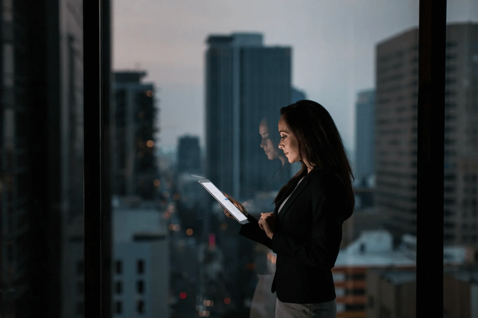 Vrouw met HP tablet in haar hand