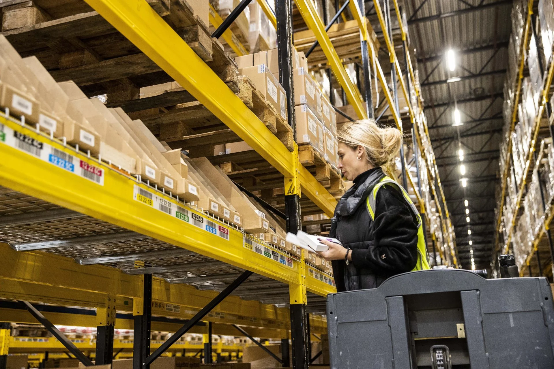 Je webshop loopt goed. De orders stromen binnen, maar je opslagruimte raakt overvol. Je bent meer bezig met inpakken dan met groei. Klinkt herkenbaar? Dan is het misschien tijd om kennis te maken met een fulfilment center: de motor achter veel succesvolle webshops.