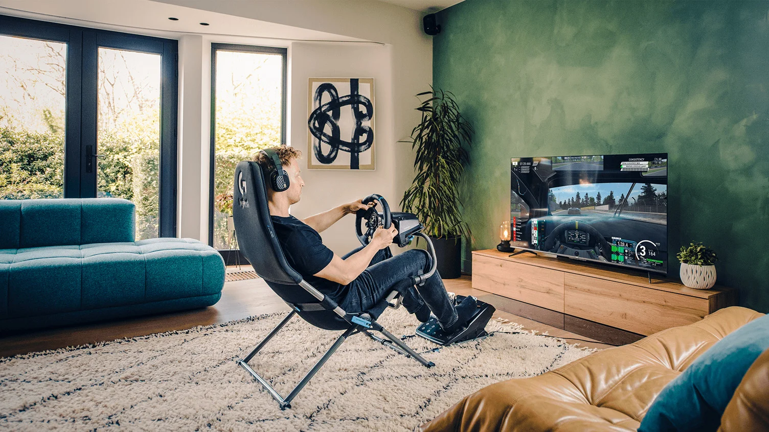 Ervaar realistisch racen met een Playseat racestoel. Deze afbeelding toont een gamer in volle concentratie, genietend van comfort en stabiliteit tijdens intensieve racesessies voor de ultieme gamebeleving.