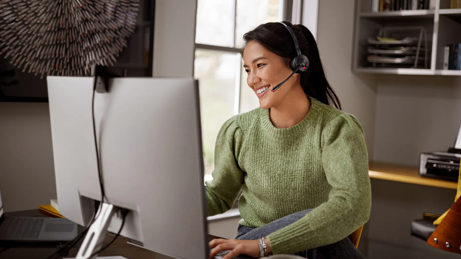 Ontdek hoe Jabra headsets zorgen voor heldere communicatie en comfort tijdens gesprekken. Perfect voor hybride werken, klantenservice en kantooromgevingen.