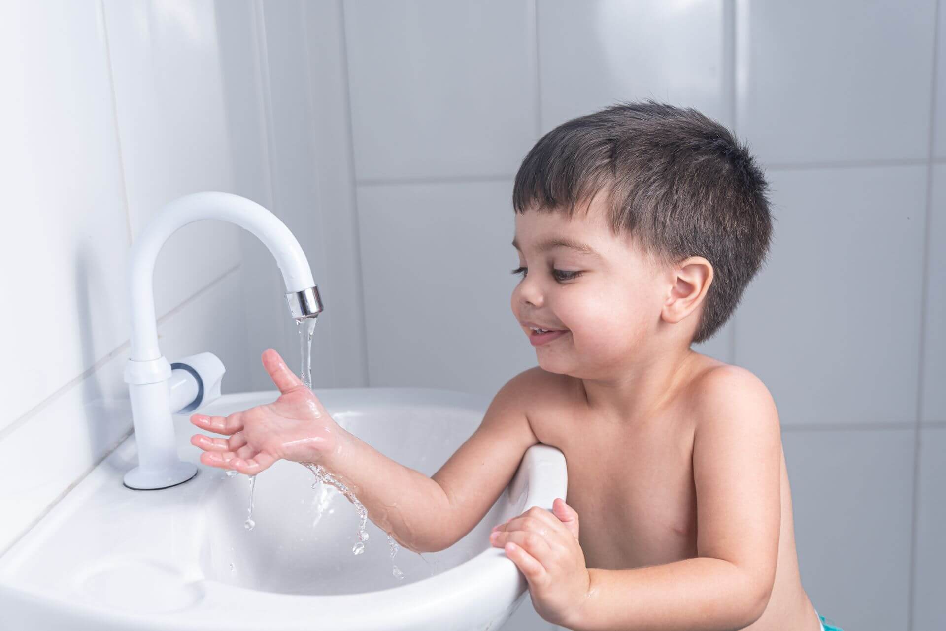 Детей моют в ванной. Мальчик моется. Ребенок умывается. Мальчик моет руки. Мытье рук для детей.