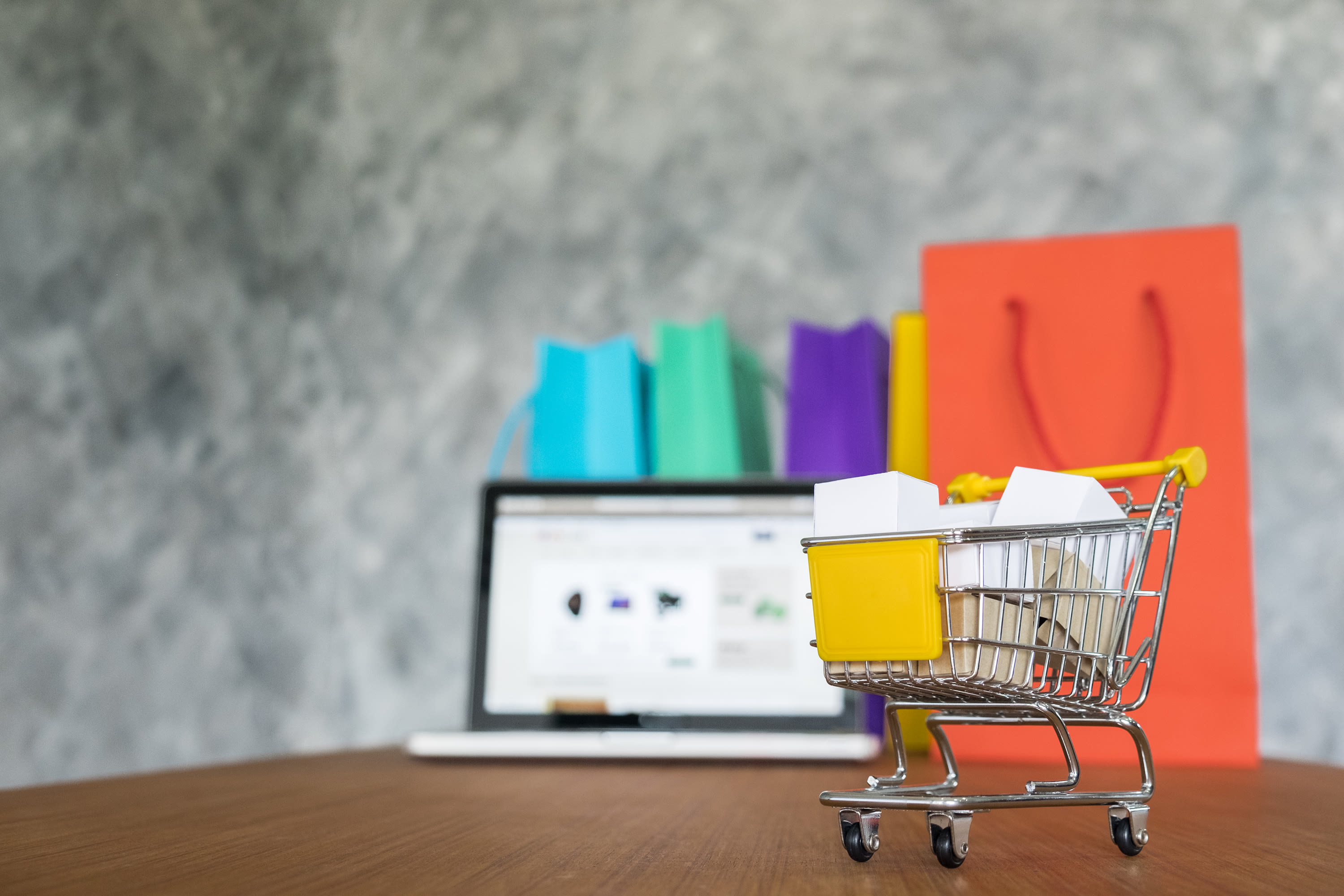 laptop-shopping-bags-online-shopping-concept2