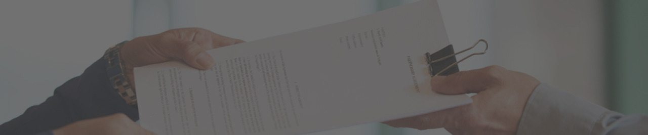 Digitupでの求人応募を促す、履歴書を持つ手元のクローズアップ