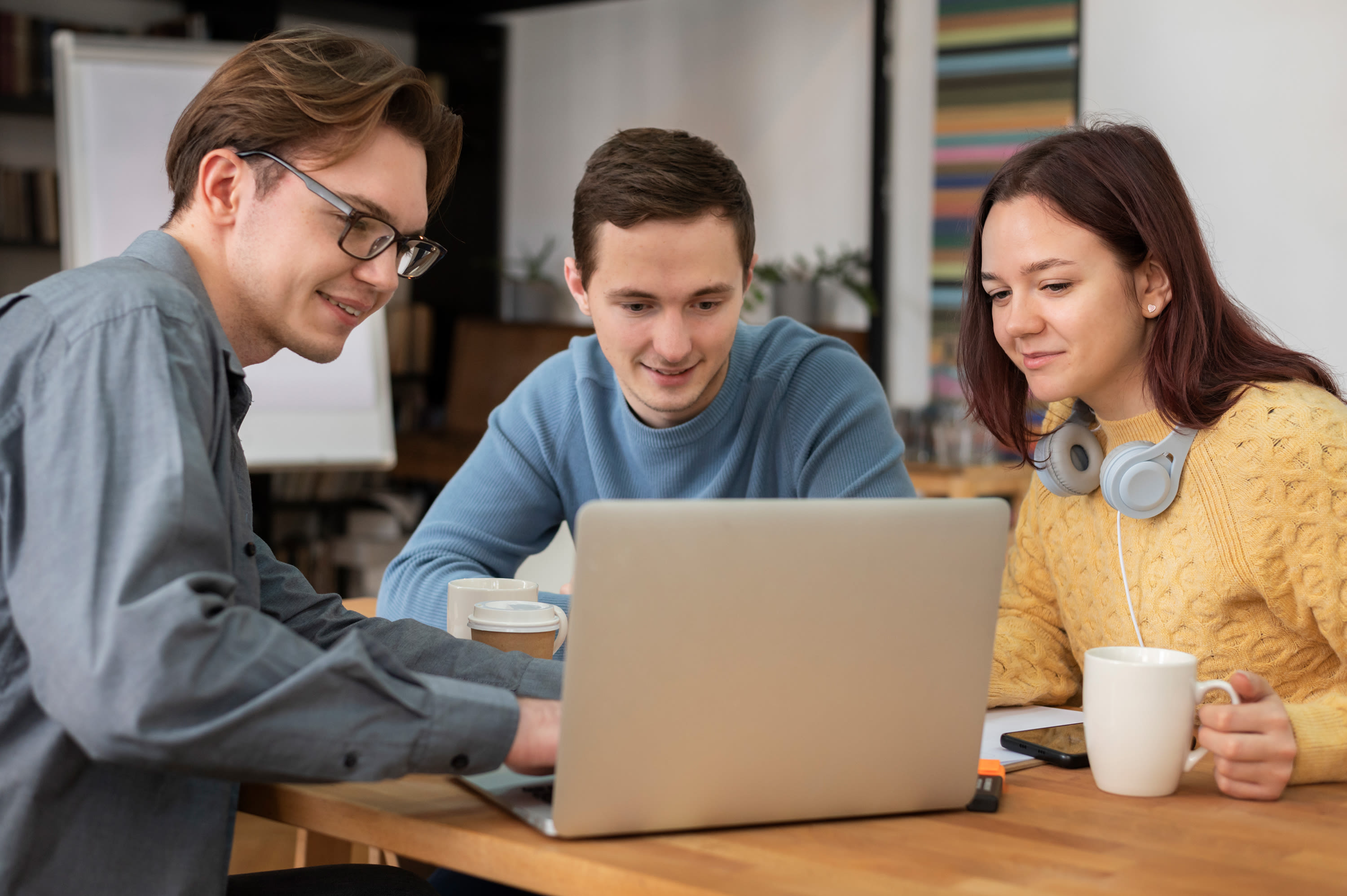 colleagues-learning-together-during-group-study2