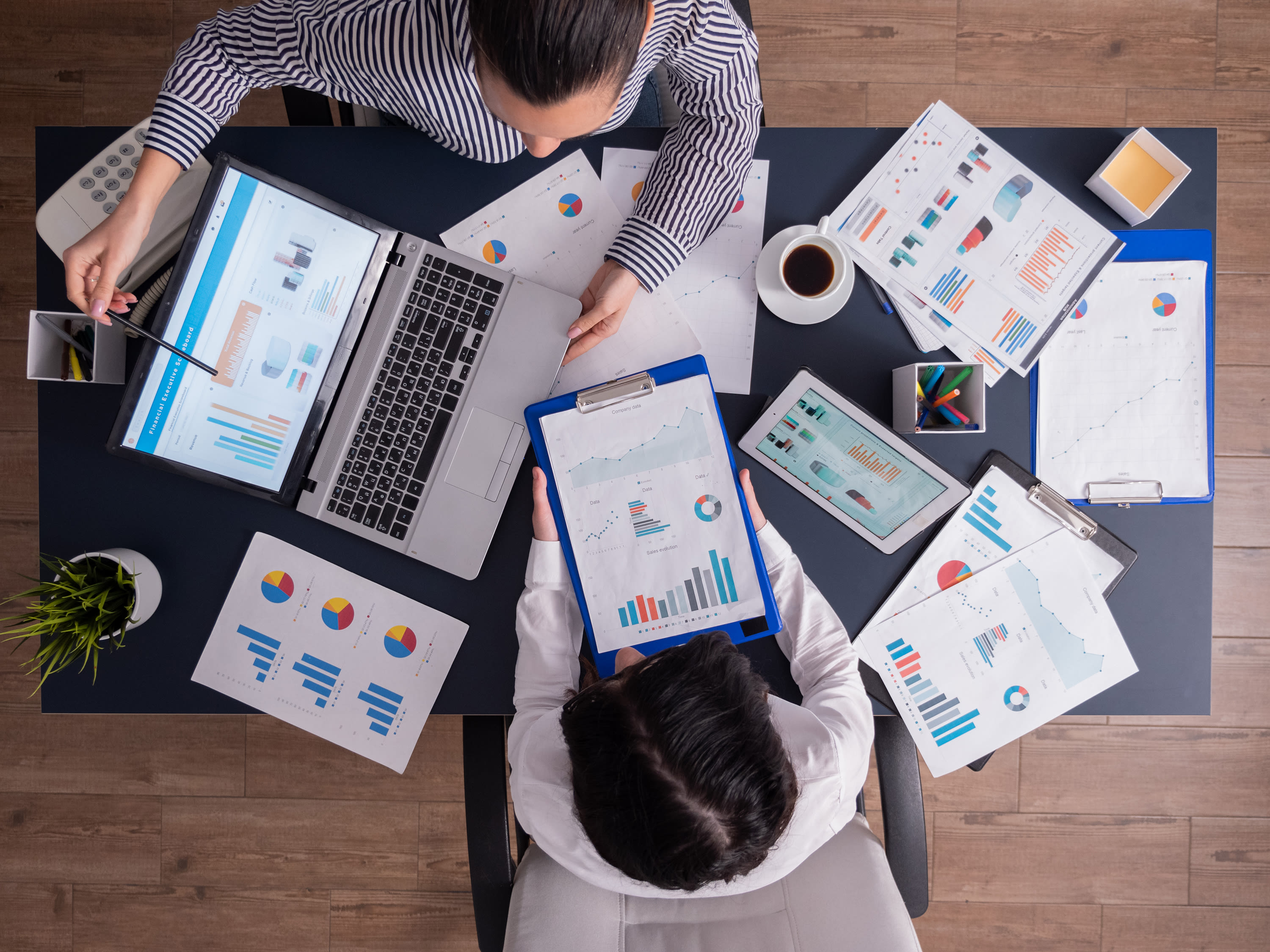top-viewtop-view-manager-employee-doing-teamwork-business-office-looking-charts-laptop-display2