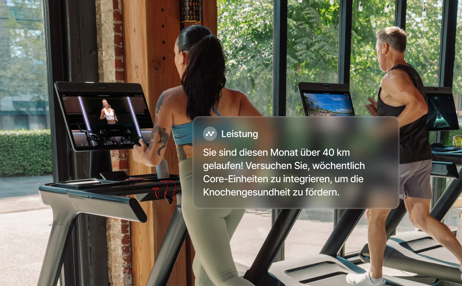 Zwei Personen, die in einem Fitnessstudio auf einem Commercial-Laufband laufen.