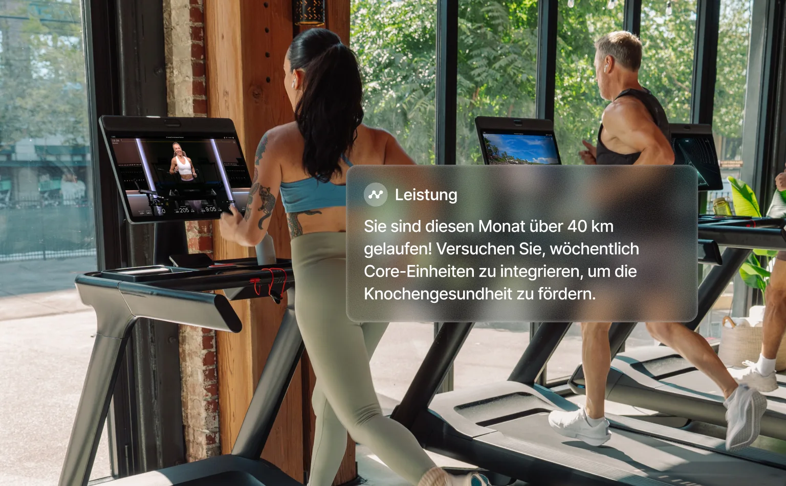 Zwei Personen, die in einem Fitnessstudio auf einem Commercial-Laufband laufen.
