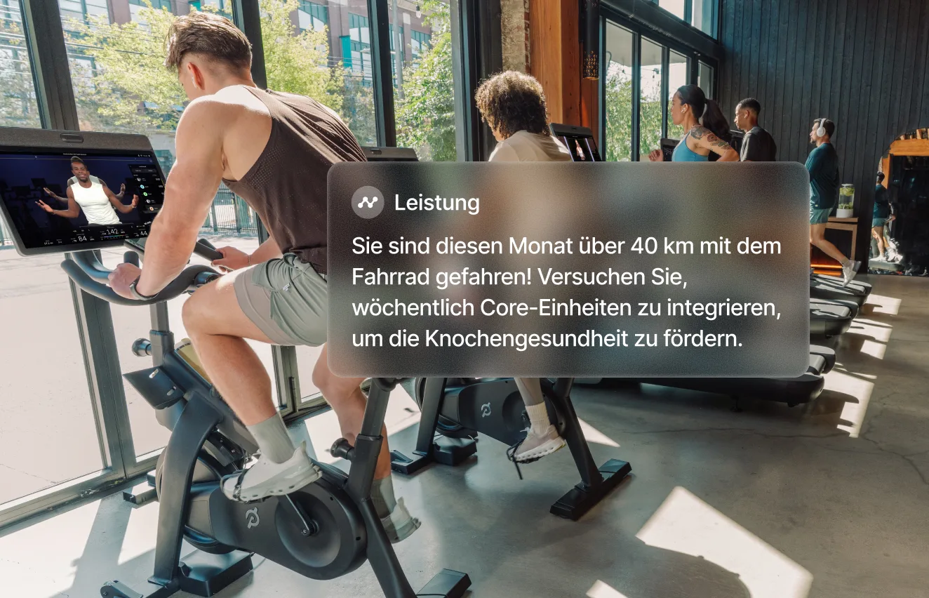 Eine Gruppe von Trainierenden, die Peloton-Geräte für den gewerblichen Einsatz nutzen.