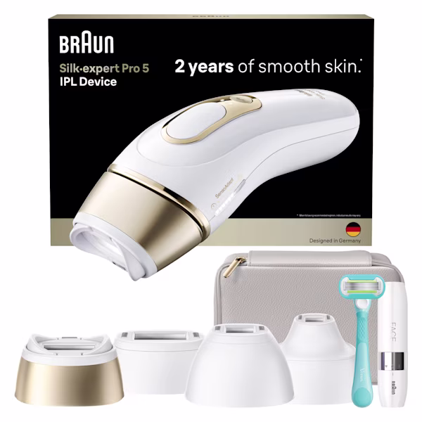 Silk·expert Pro 5 devant l’emballage avec pochette beige, tête intelligente flexible, tête pour zone intime, mini tête de précision et standard, rasoir Gillette Venus et mini rasoir visage. Silk·expert Pro 5 devant l’emballage avec pochette beige, tête intelligente flexible, tête pour zone intime, mini tête de précision et standard, rasoir Gillette Venus et mini rasoir visage.