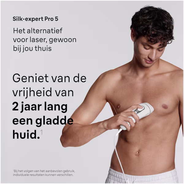 En man die de Braun Silk·expert Pro 5 op haar bovenlip gebruikt. En man die de Braun Silk·expert Pro 5 op haar bovenlip gebruikt.