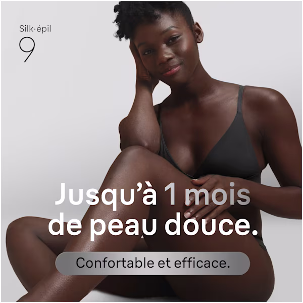 Photo d’une femme assise par terre et regardant l’appareil photo. Photo d’une femme assise par terre et regardant l’appareil photo.