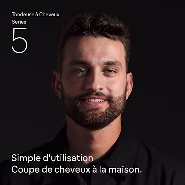 Jeune homme souriant avec confiance après avoir utilisé la tondeuse à cheveux pour hommes Braun Series 5.