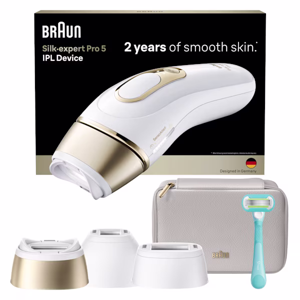 Braun Silk·expert Pro 5 avec pochette rouge, tête de standard, tête pour zone intime et tête intelligente flexible, rasoir Gillette Venus et emballage vu de face sur fond blanc. Braun Silk·expert Pro 5 avec pochette rouge, tête de standard, tête pour zone intime et tête intelligente flexible, rasoir Gillette Venus et emballage vu de face sur fond blanc.