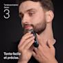 Jeune homme tondant la barbe de son menton avec la tondeuse à barbe Series 3 de Braun 