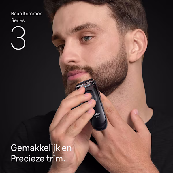 Jonge man trimt de baard op zijn kin met de Braun baardtrimmer Series 3