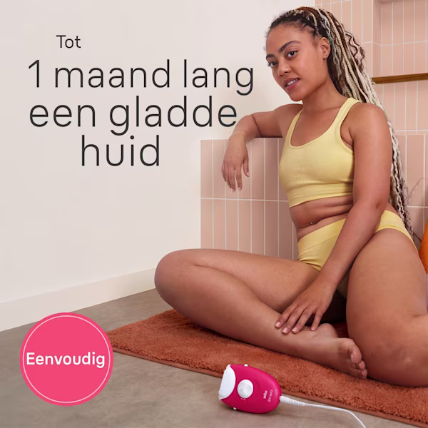 Vrouw die haar been streelt in een badkamer Vrouw die haar been streelt in een badkamer