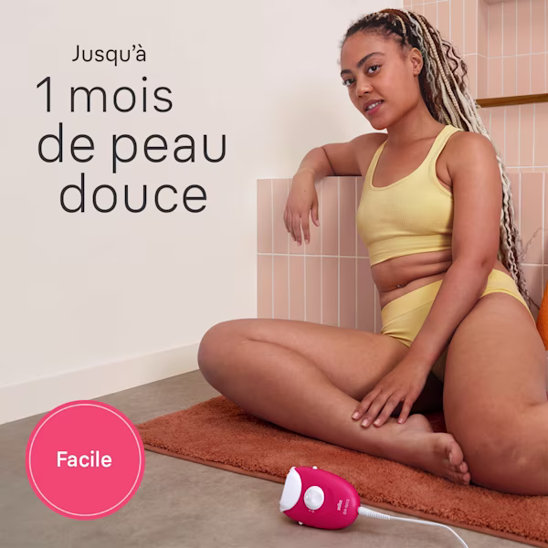Femme caressant sa jambe dans une salle de bains Femme caressant sa jambe dans une salle de bains