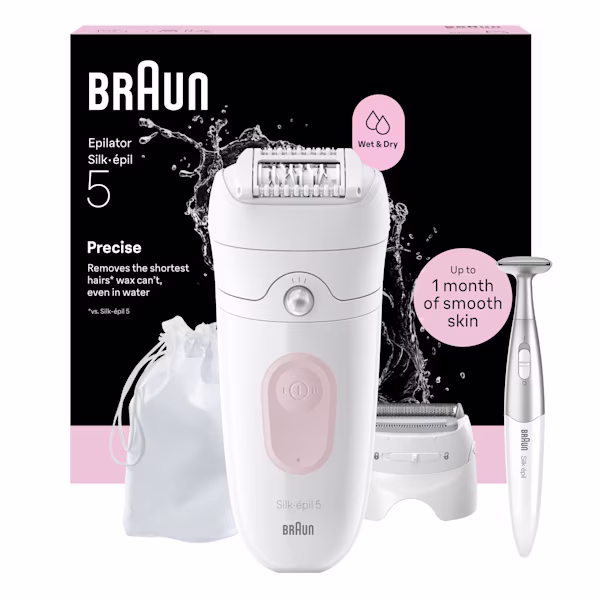 Vooraanzicht productweergave van Silk·épil 5, etui, scheerkop en bikinitrimmer met verpakking achter weergave op witte achtergrond. Vooraanzicht productweergave van Silk·épil 5, etui, scheerkop en bikinitrimmer met verpakking achter weergave op witte achtergrond.