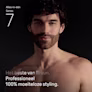 Jonge shirtloze man met baard na gebruik van de Braun alles-in-één trimmerset Series 7