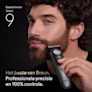 Jonge man trimt zijn baard aan de zijkant van zijn gezicht met de Braun baardtrimmer Series 9