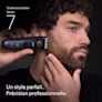 Jeune homme taillant sa barbe sur le côté du visage avec la tondeuse à barbe Braun Series 7 Jeune homme taillant sa barbe sur le côté du visage avec la tondeuse à barbe Braun Series 7