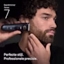 Jonge man trimt zijn baard aan de zijkant van zijn gezicht met de Braun baardtrimmer Series 7 Jonge man trimt zijn baard aan de zijkant van zijn gezicht met de Braun baardtrimmer Series 7