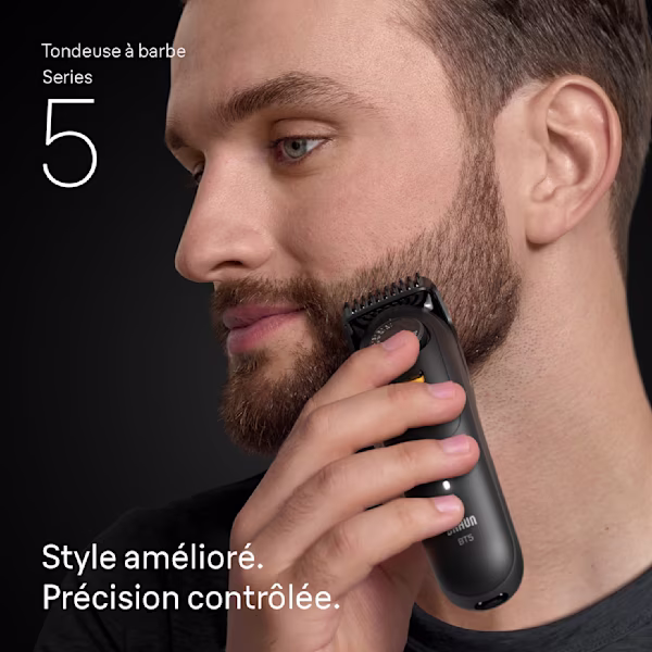 Jeune homme taillant sa barbe sur le côté du visage avec la tondeuse à barbe Braun Series 5