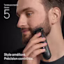 Jeune homme taillant sa barbe sur le côté du visage avec la tondeuse à barbe Braun Series 5
