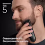 Jonge man trimt zijn baard aan de zijkant van zijn gezicht met de Braun baardtrimmer Series 5 Jonge man trimt zijn baard aan de zijkant van zijn gezicht met de Braun baardtrimmer Series 5