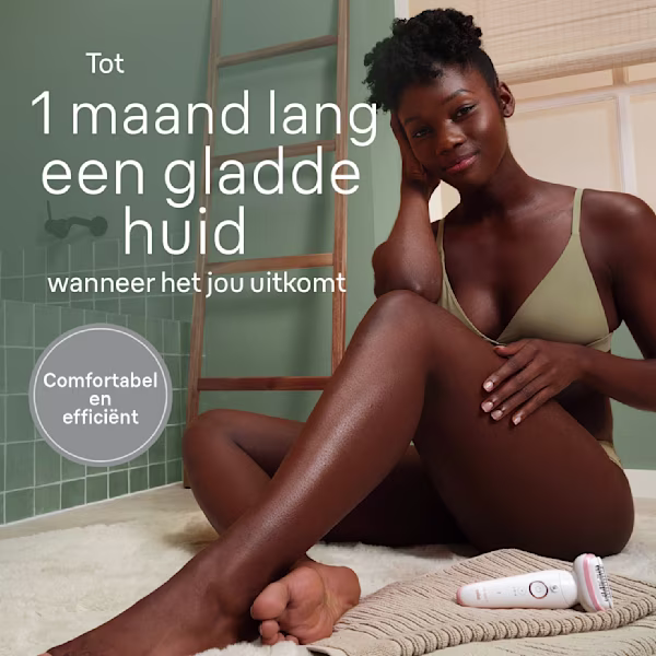 Vrouw die haar been streelt in een badkamer