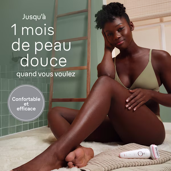 Femme caressant sa jambe dans une salle de bains Femme caressant sa jambe dans une salle de bains