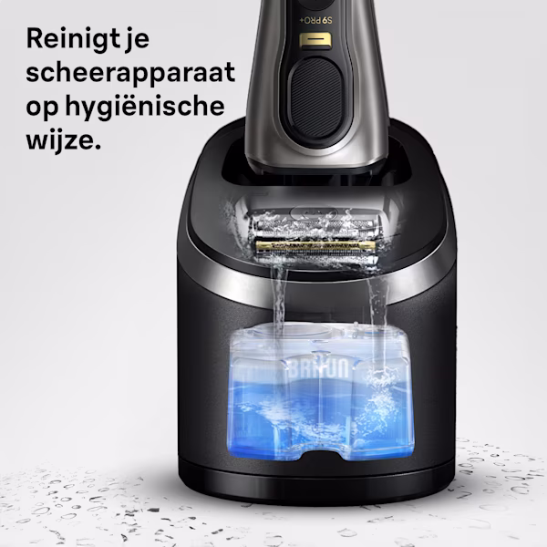SmartCare center in gebruik met een navulpatroon en een scheerapparaat - Reinigt je scheerapparaat op hygiënische wijze. SmartCare center in gebruik met een navulpatroon en een scheerapparaat - Reinigt je scheerapparaat op hygiënische wijze.