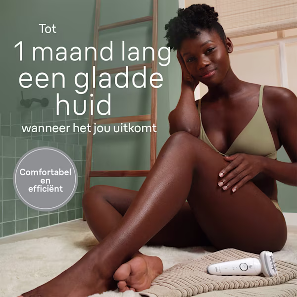 Vrouw die haar been streelt in een badkamer Vrouw die haar been streelt in een badkamer