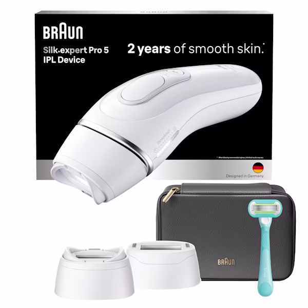 Braun Silk·expert Pro 5 avec pochette noire, tête standard et tête intelligente flexible, rasoir Gillette Venus et emballage vu de face avec rendu arrière sur fond blanc. Braun Silk·expert Pro 5 avec pochette noire, tête standard et tête intelligente flexible, rasoir Gillette Venus et emballage vu de face avec rendu arrière sur fond blanc.