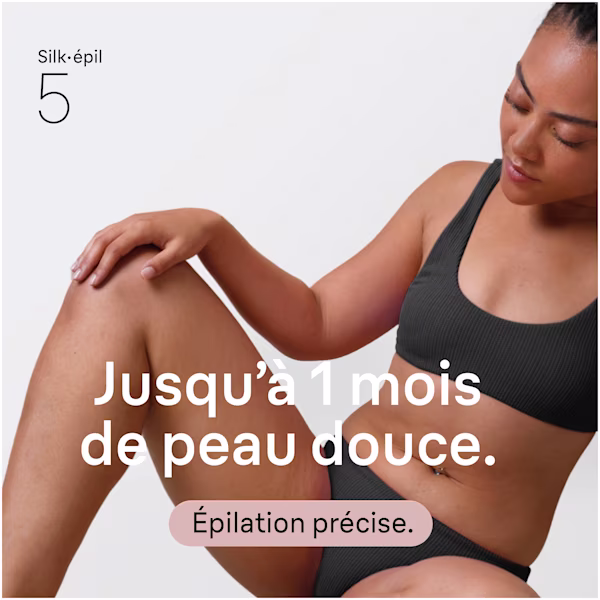 Photo mettant en avant une femme assise par terre et regardant ses jambes. Photo mettant en avant une femme assise par terre et regardant ses jambes.