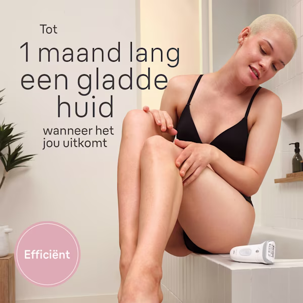 Vrouw die haar been streelt in een badkamer Vrouw die haar been streelt in een badkamer
