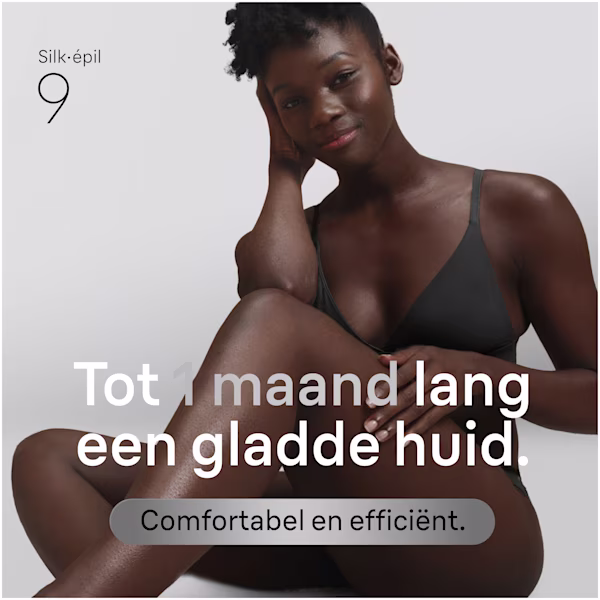 Waarderingsfoto van een vrouw die op de vloer zit en in de camera kijkt. Waarderingsfoto van een vrouw die op de vloer zit en in de camera kijkt.