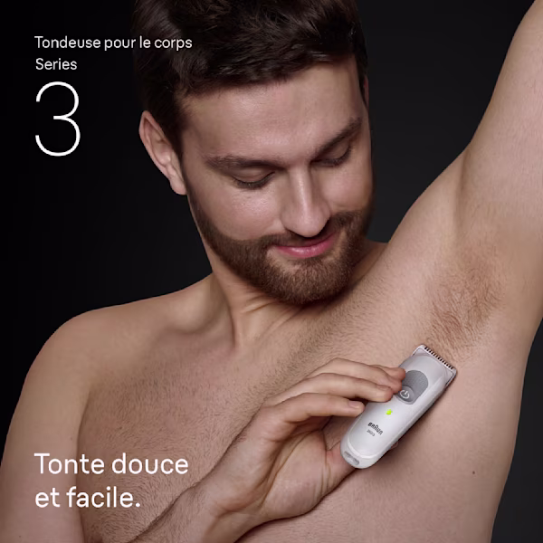 Jeune homme utilisant la tondeuse pour le corps Series 3 de Braun pour tondre ses aisselles