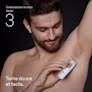 Jeune homme utilisant la tondeuse pour le corps Series 3 de Braun pour tondre ses aisselles