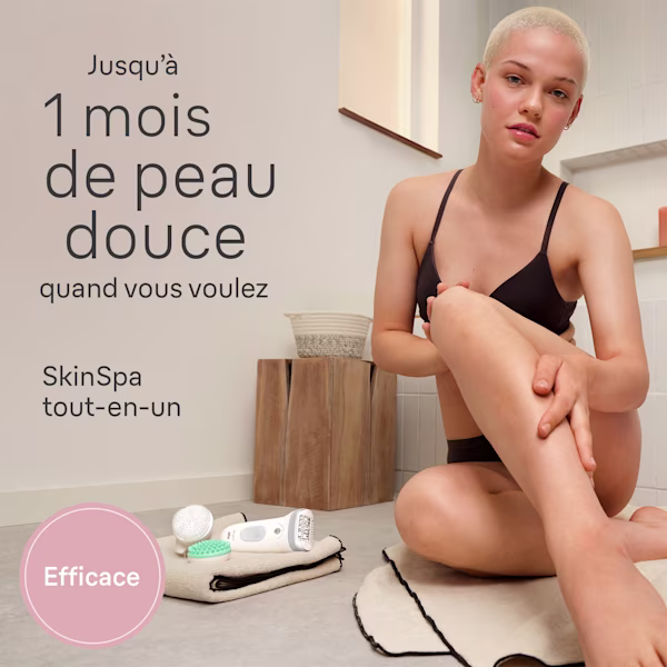 Femme caressant sa jambe dans une salle de bains Femme caressant sa jambe dans une salle de bains